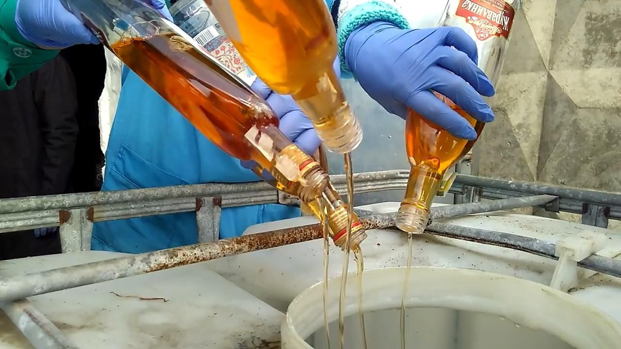 Впервые в Украине публично уничтожат 14 тонн алкоголя: фото, видео Впервые в Украине публично уничтожат 14 тонн алкоголя: фото, видео