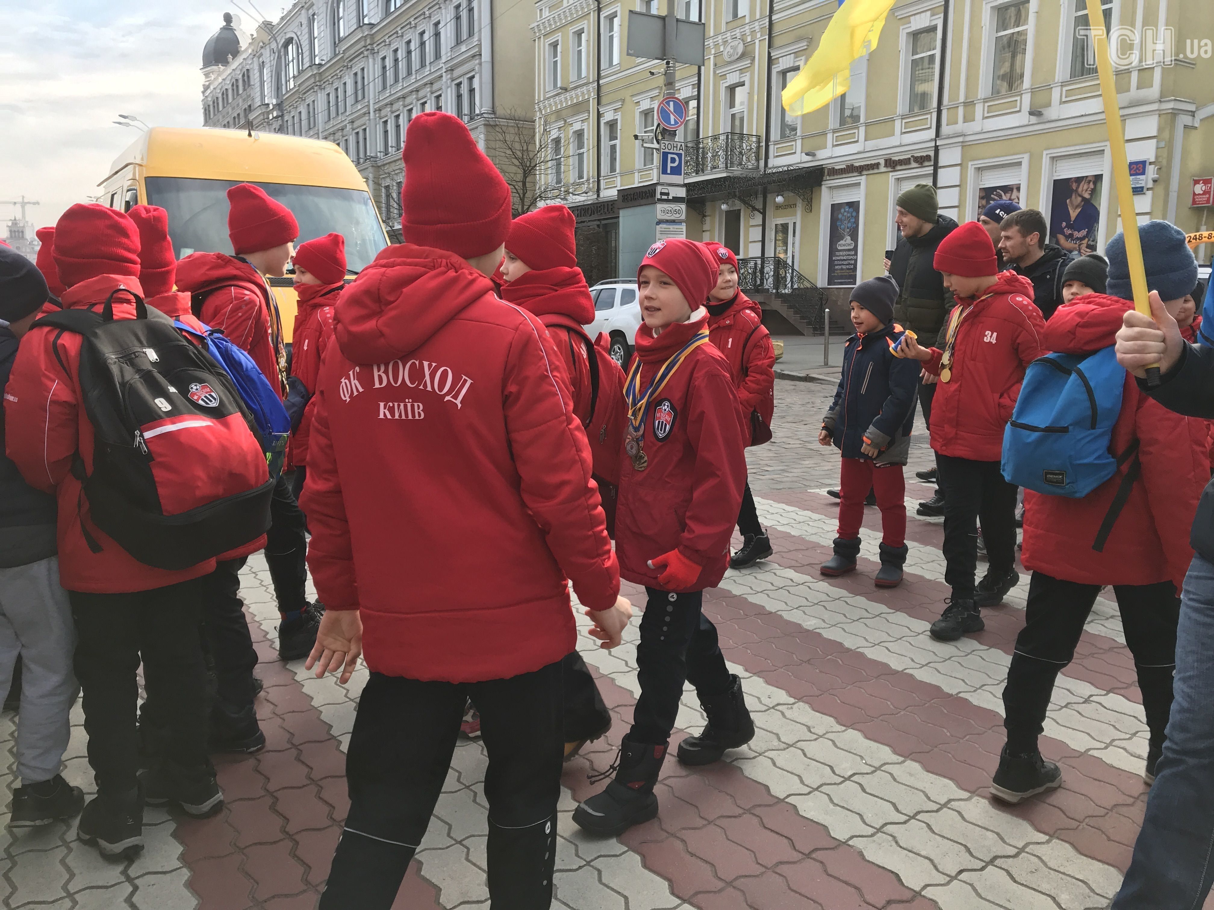 У Києві юні футболісти перекрили вулицю біля будинку Віталія Кличка – фото