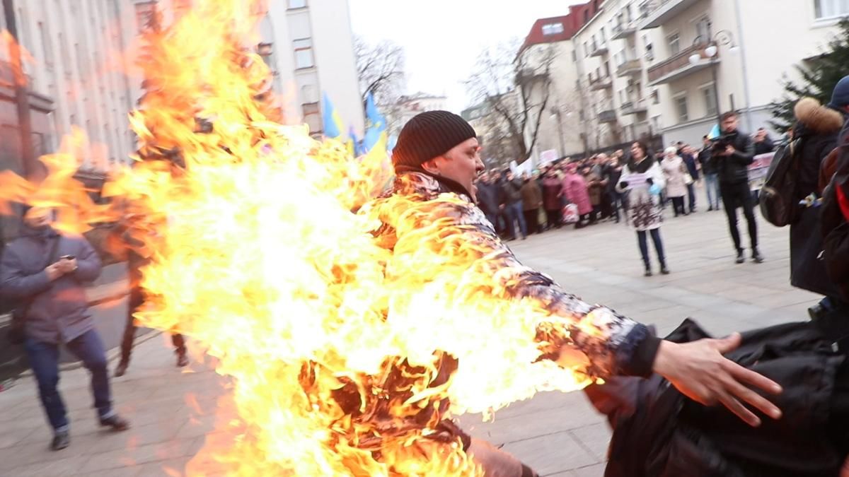 Мужчина совершил самоподжог под Офисом Президента: видео, фото (+18)