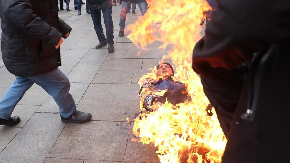 чоловік підпалив себе під Офісом президента 26 лютого фото