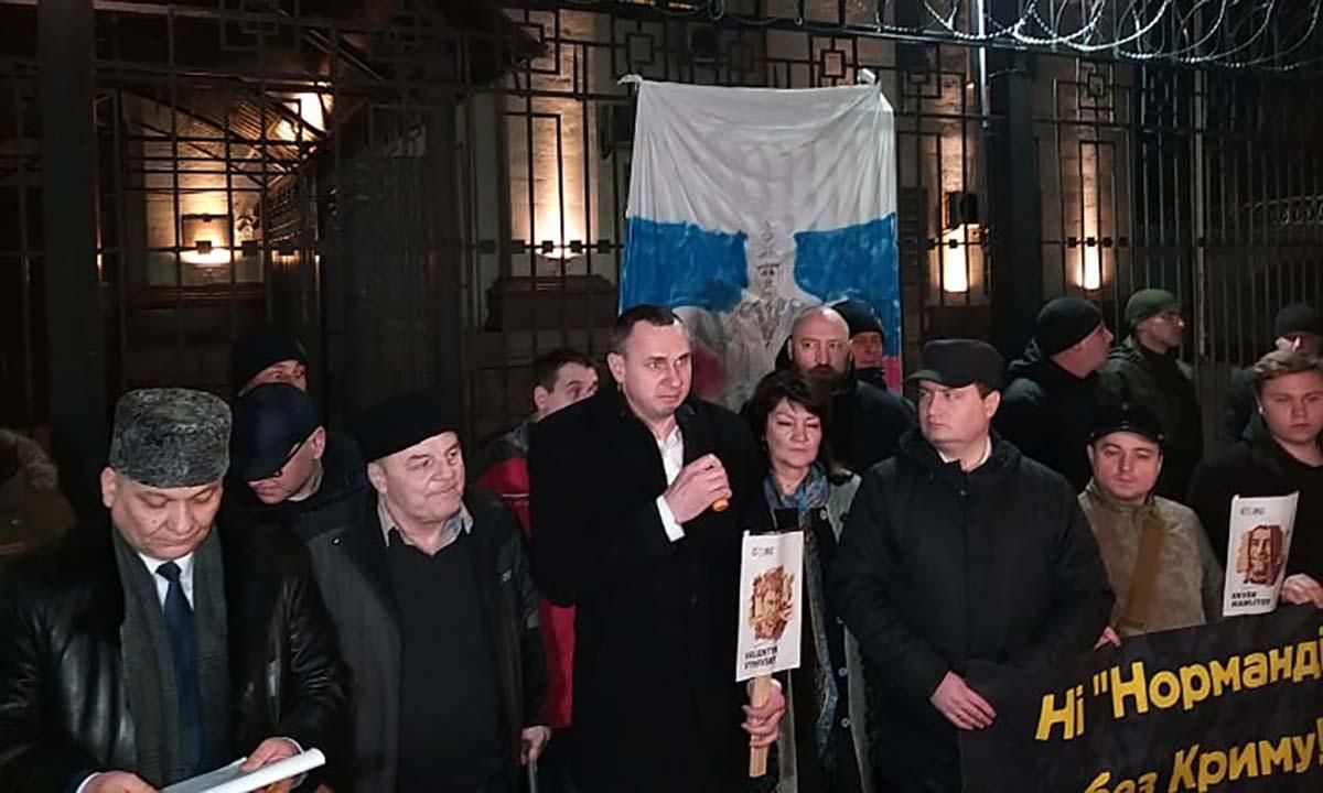 В Киеве под посольством России прошла акция к 6 годовщине оккупации Крыма: видео