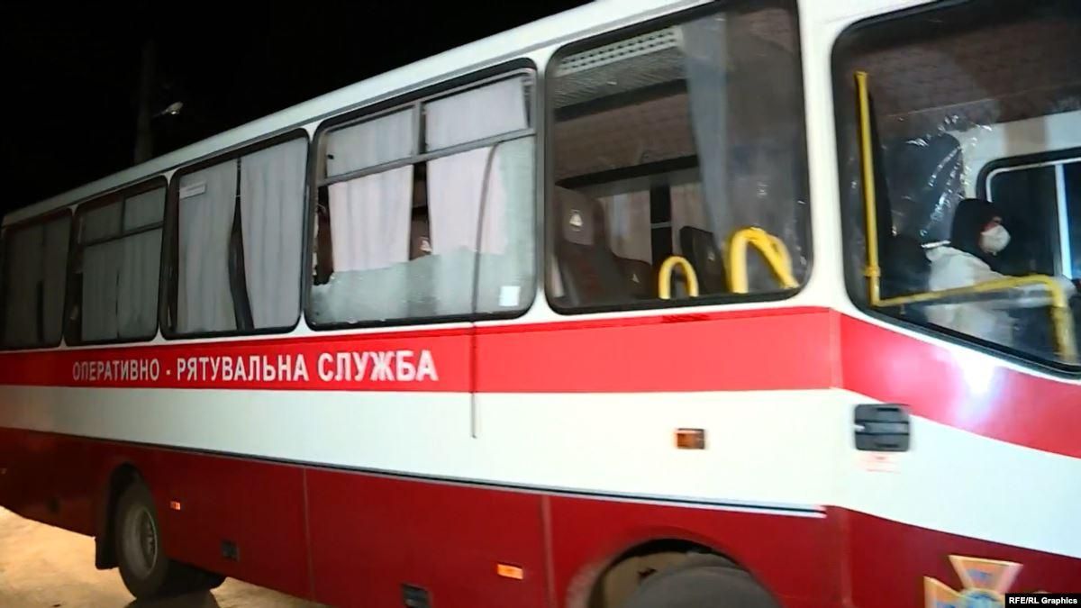 Протести у Нових Санжарах: каміння в автобуси кидали агресивні жінки – відео Протести у Нових Санжарах: каміння в автобуси кидали агресивні жінки – відео