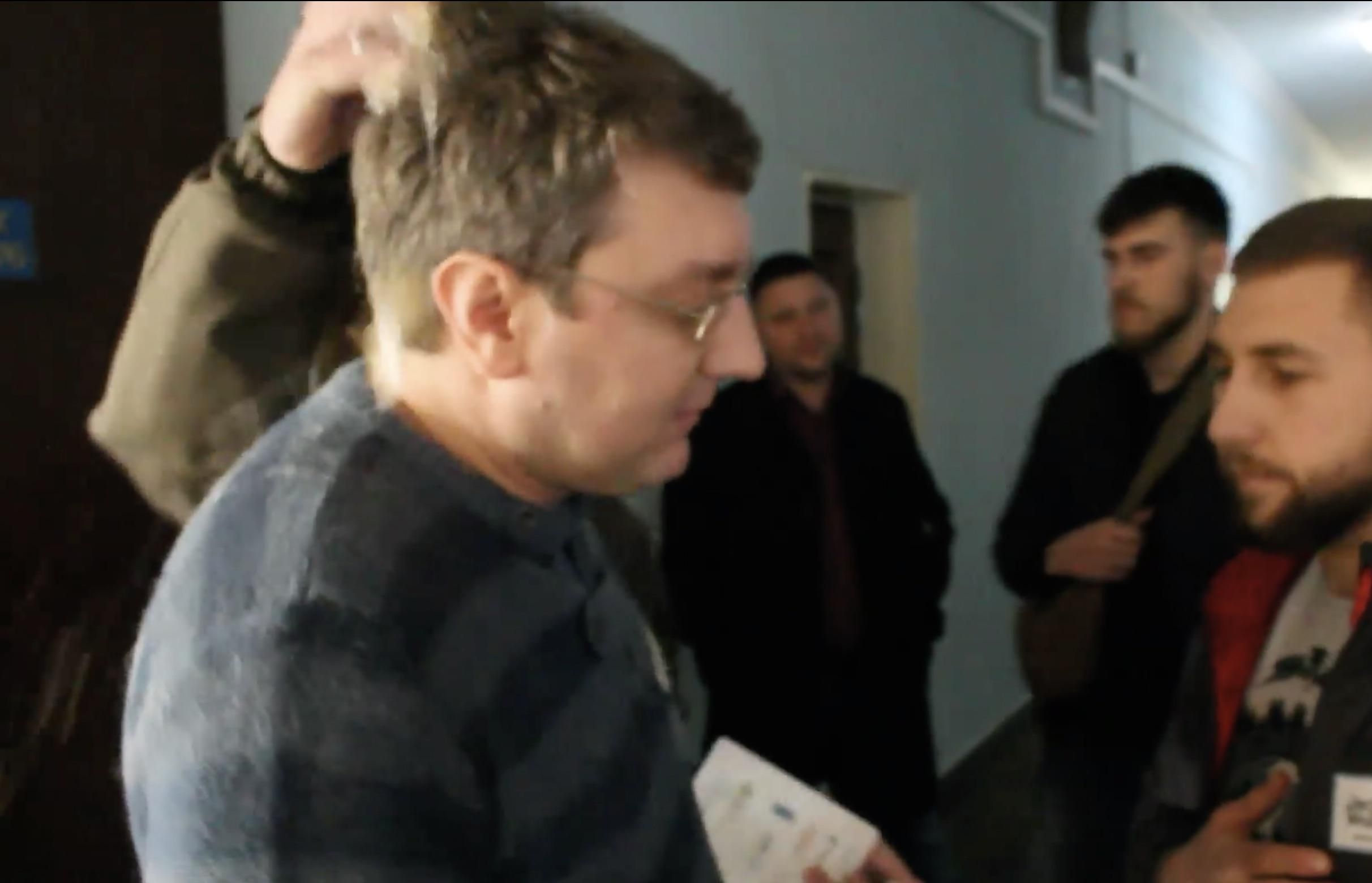 Депутат отримав яйцем у голову за привітання з 23 лютого та прапор РФ