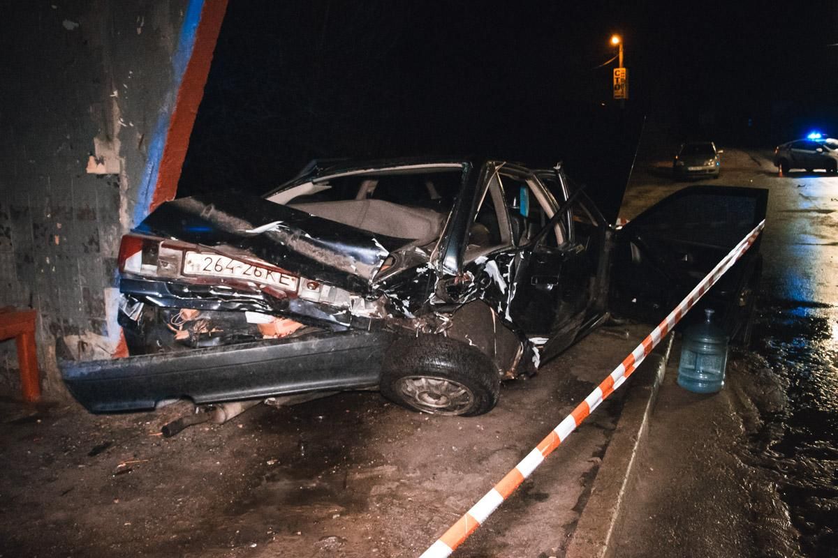 В Киеве Audi после столкновения протаранил остановку, есть пострадавшие: фото и видео