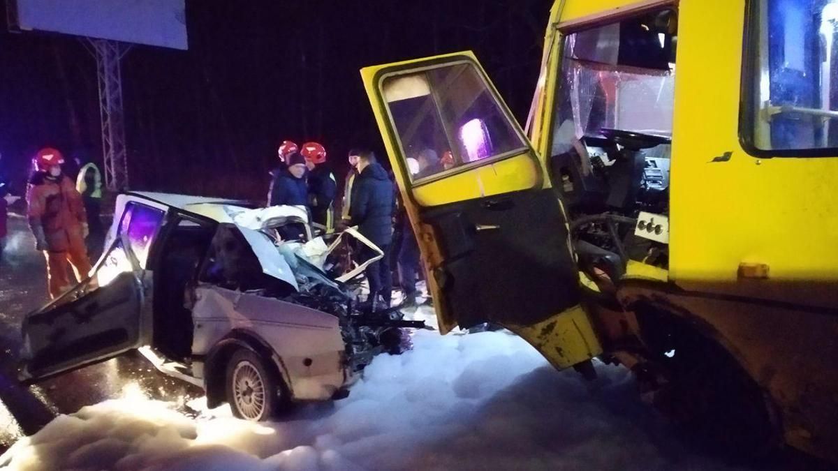 На трассе Киев – Чоп Volkswagen влетел в автобус: есть жертвы