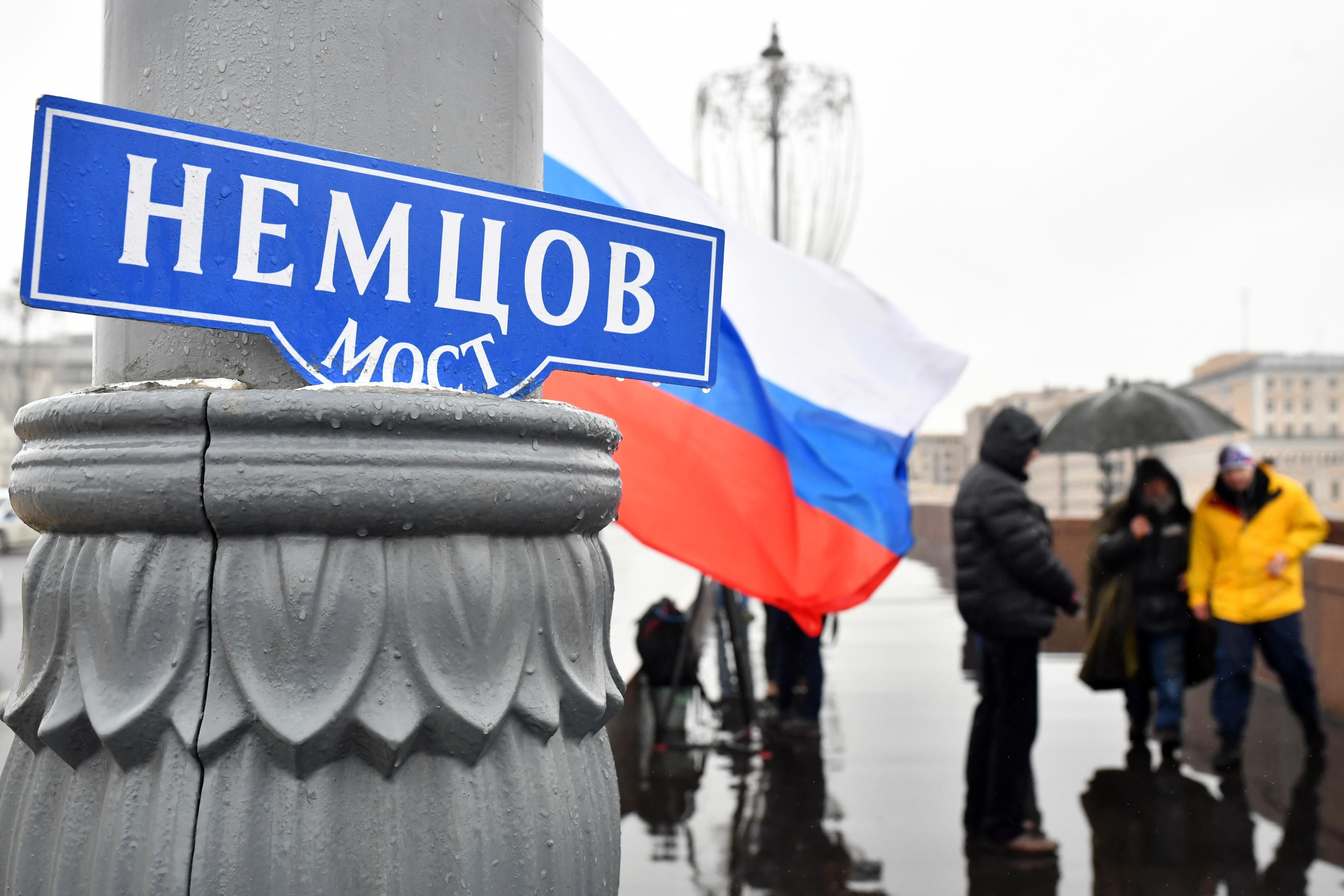 Росіяни встелили квітами міст, де вбили Нємцова: фото