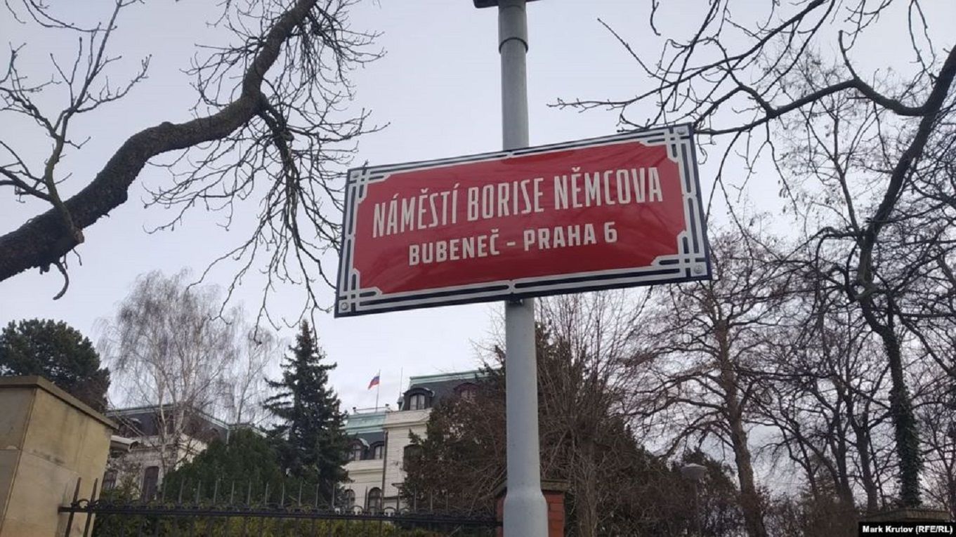У Празі навпроти російського посольства відкрили площу імені Нємцова: фото, відео