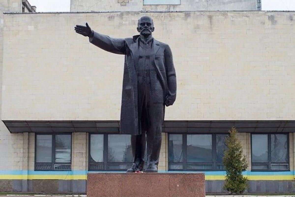 Доходная декоммунизация: на Черниговщине за памятник Ленину заплатили 375 тысяч гривен