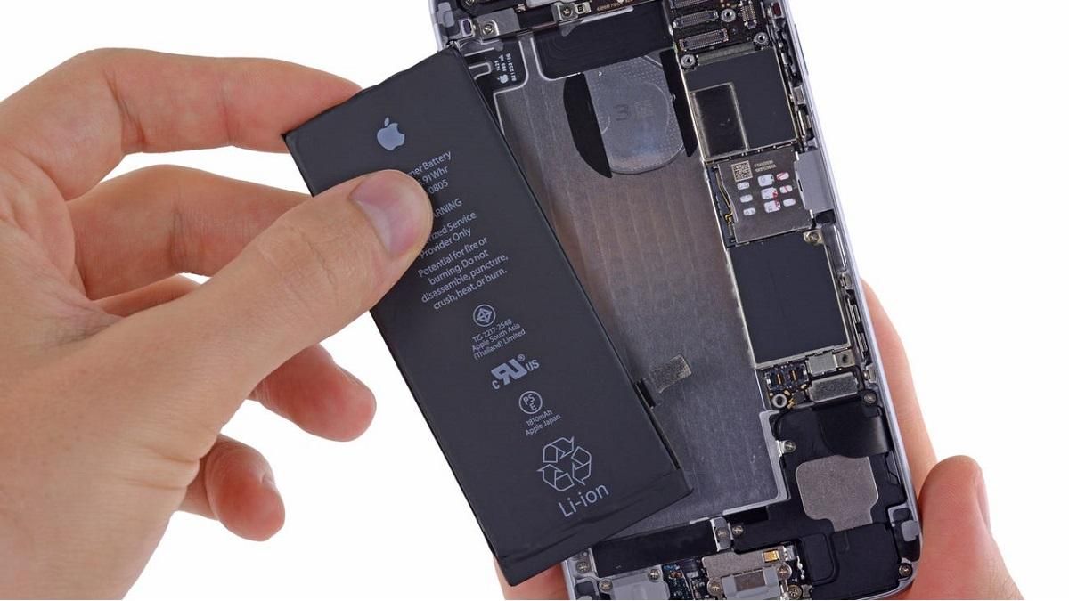 Схоже, Apple змусять запровадити змінні акумулятори в iPhone