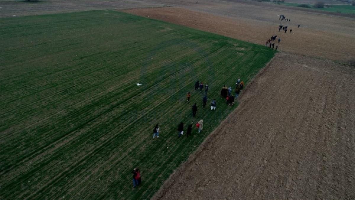 Сотни беженцев отправились к турецко-греческой границе после сообщений СМИ: фото и видео