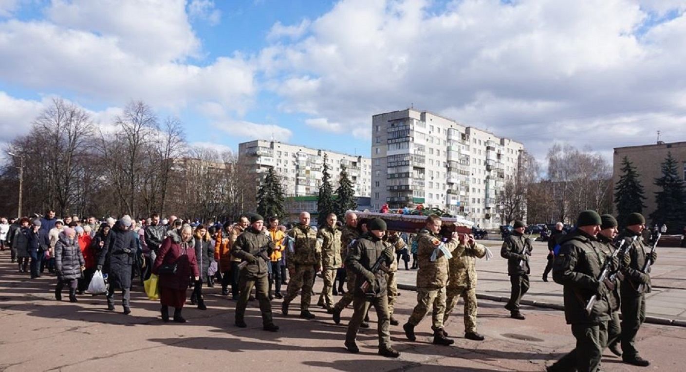 У Шостці попрощалися із загиблим на Донбасі Дмитром Гринем: фото