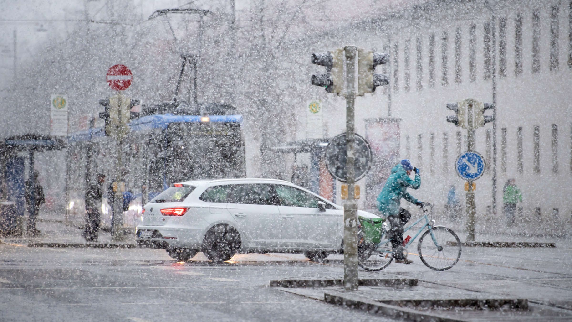 В Германии бушует сильная непогода: есть погибшая и пострадавшие – фото, видео В Германии бушует сильная непогода: есть погибшая и пострадавшие – фото, видео