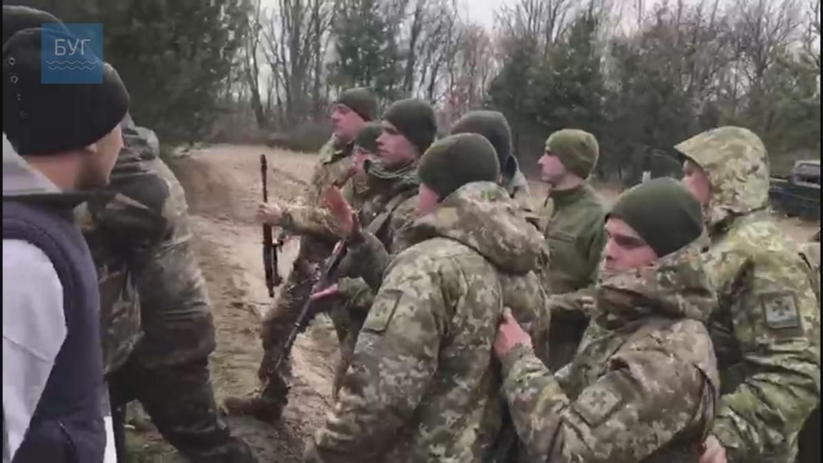 На Волині місцеві мешканці вийшли на мітинг проти прикордонників На Волині місцеві мешканці вийшли на мітинг проти прикордонників