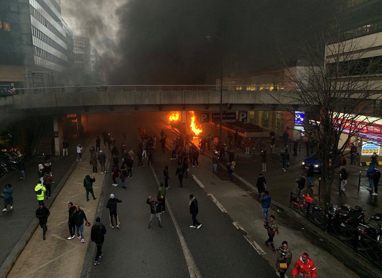 Поблизу Ліонського вокзалу у Парижі – масштабна пожежа та сутички: причини, фото і відео