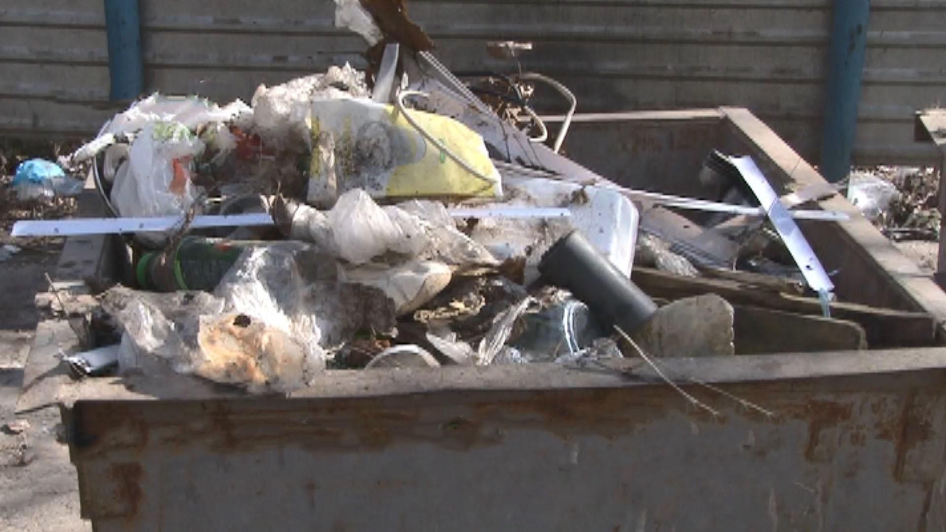 Гора отходов под окнами общежития: в Кропивницком жители выбрасывают мусор прямо из окон