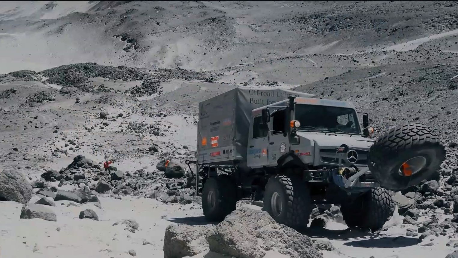 Вантажівки Unimog  піднялись на вершину найвищого діючого вулкана на планеті: вражаючі фото