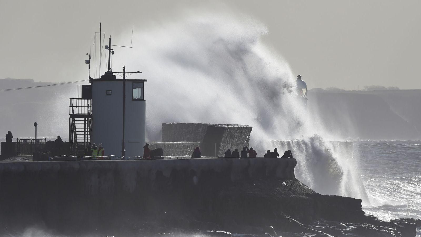Велику Британію накрив потужний шторм Хорхе: фото, відео