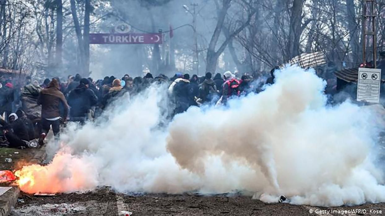 Тысячи сирийских мигрантов пытаются прорваться из Турции в Грецию: видео