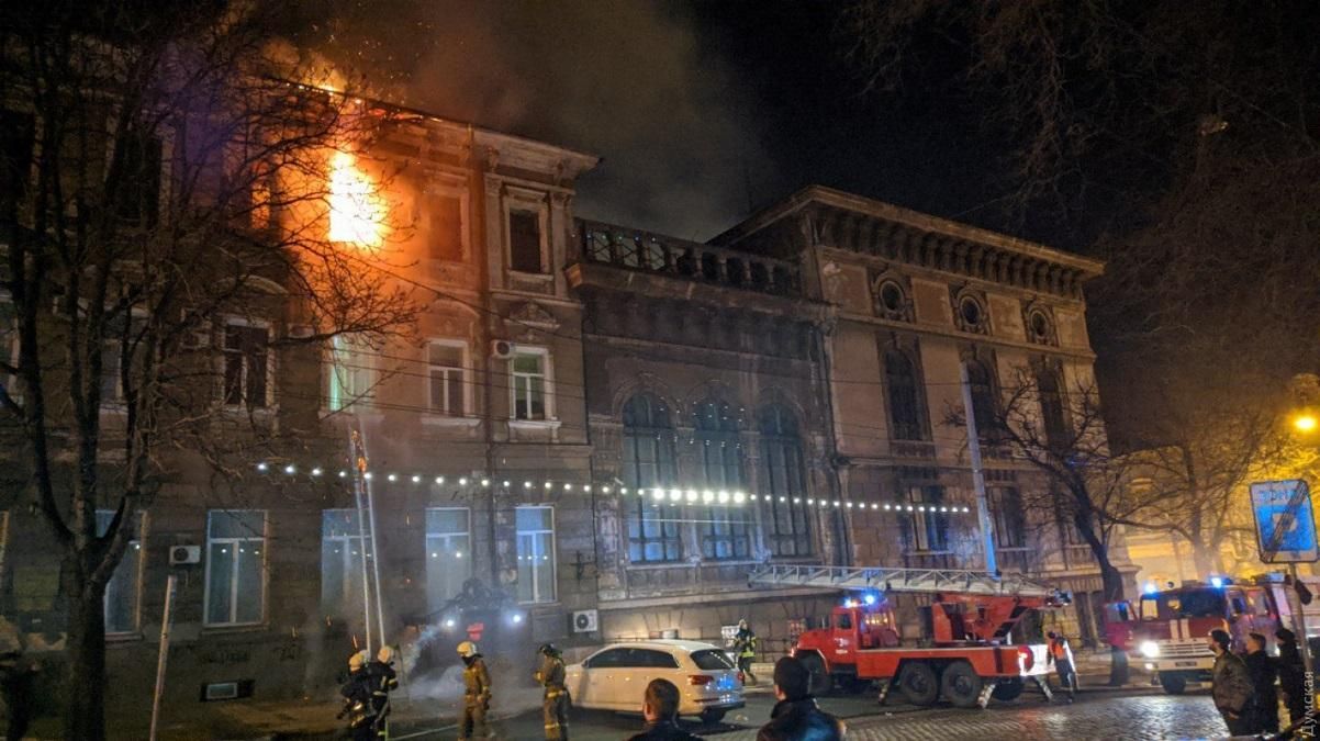 В Одессе снова пожар: горел трехэтажный дом – фото и видео