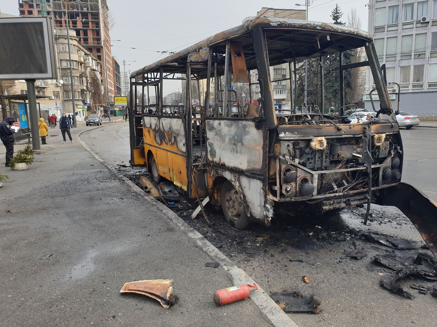 У Києві дотла згоріла маршрутка: з'явилось відео початку пожежі