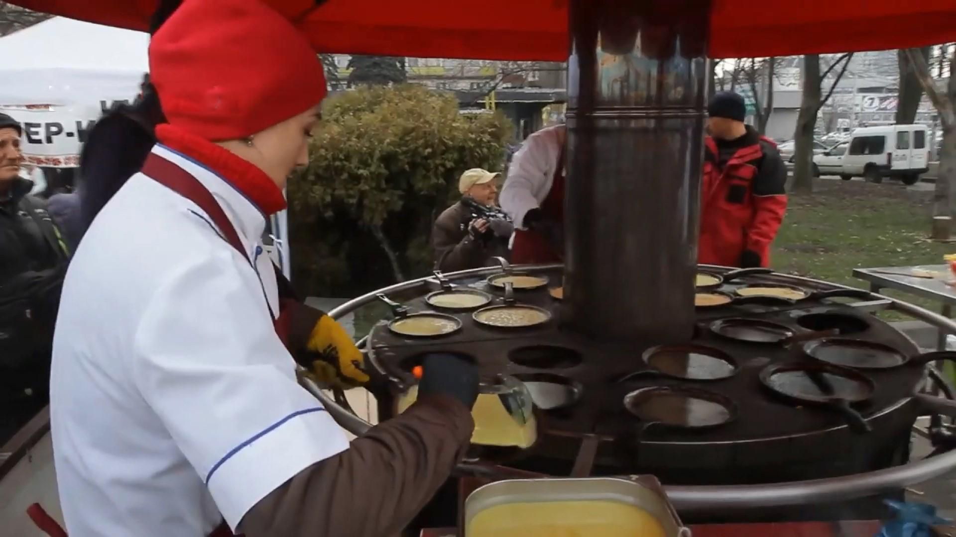 В Днепре установили рекорд по выпечке блинов: фото, видео