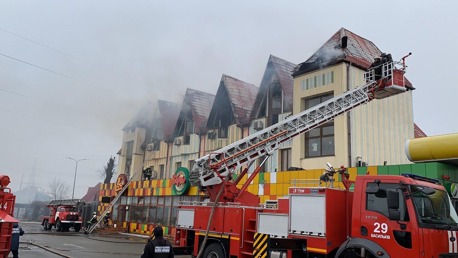 Траса вкрита димом: під Києвом спалахнув готель – фото, відео