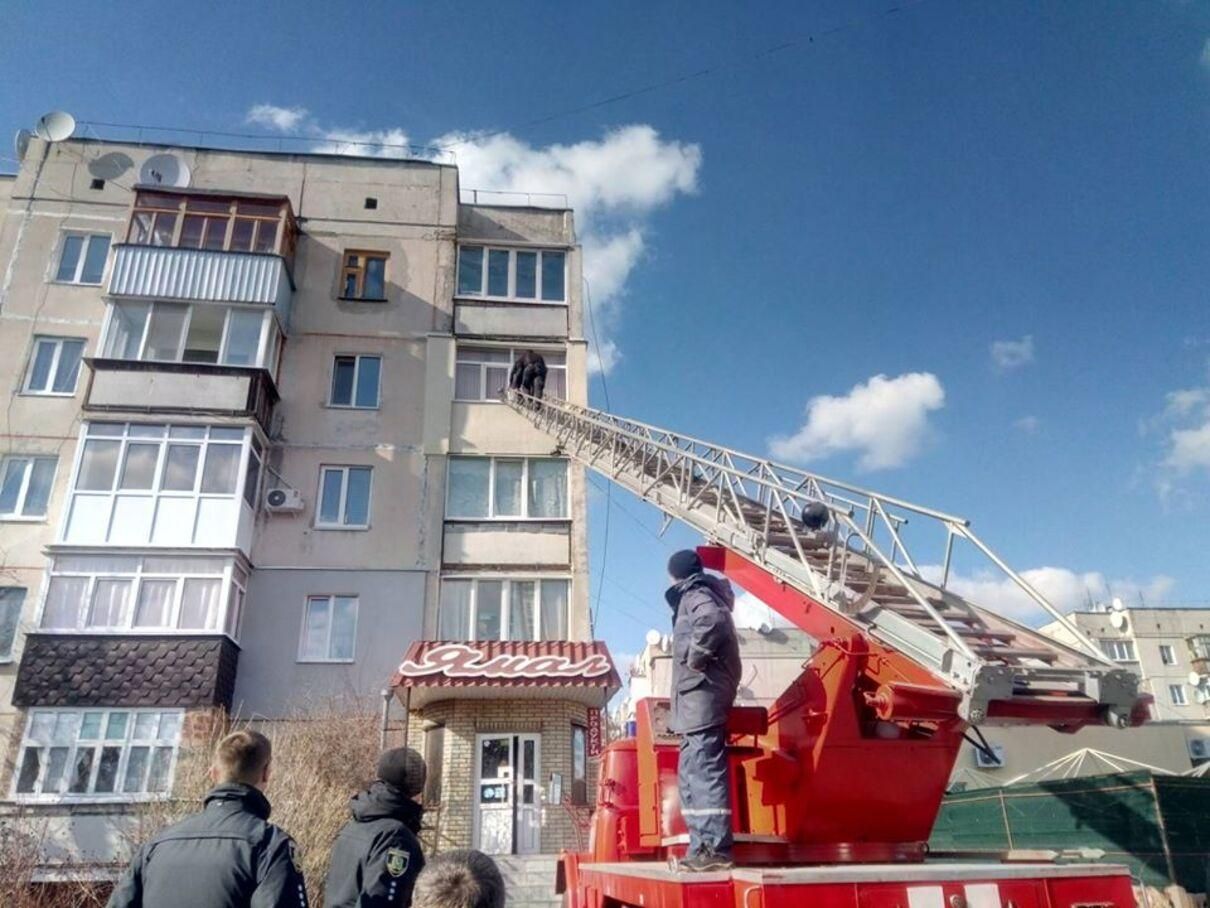 На Харківщині чоловік взяв у заручники немовля і погрожував викинути з вікна На Харківщині чоловік взяв у заручники немовля і погрожував викинути з вікна