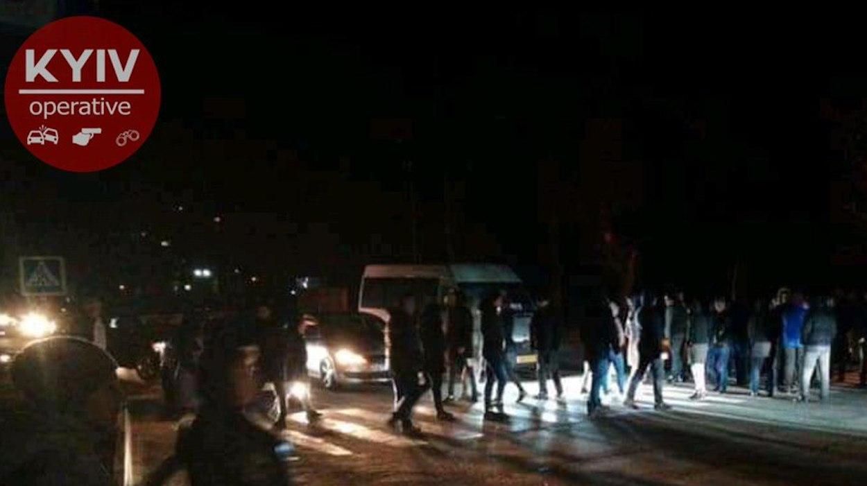 Під Києвом люди перекрили дорогу Під Києвом люди перекрили дорогу