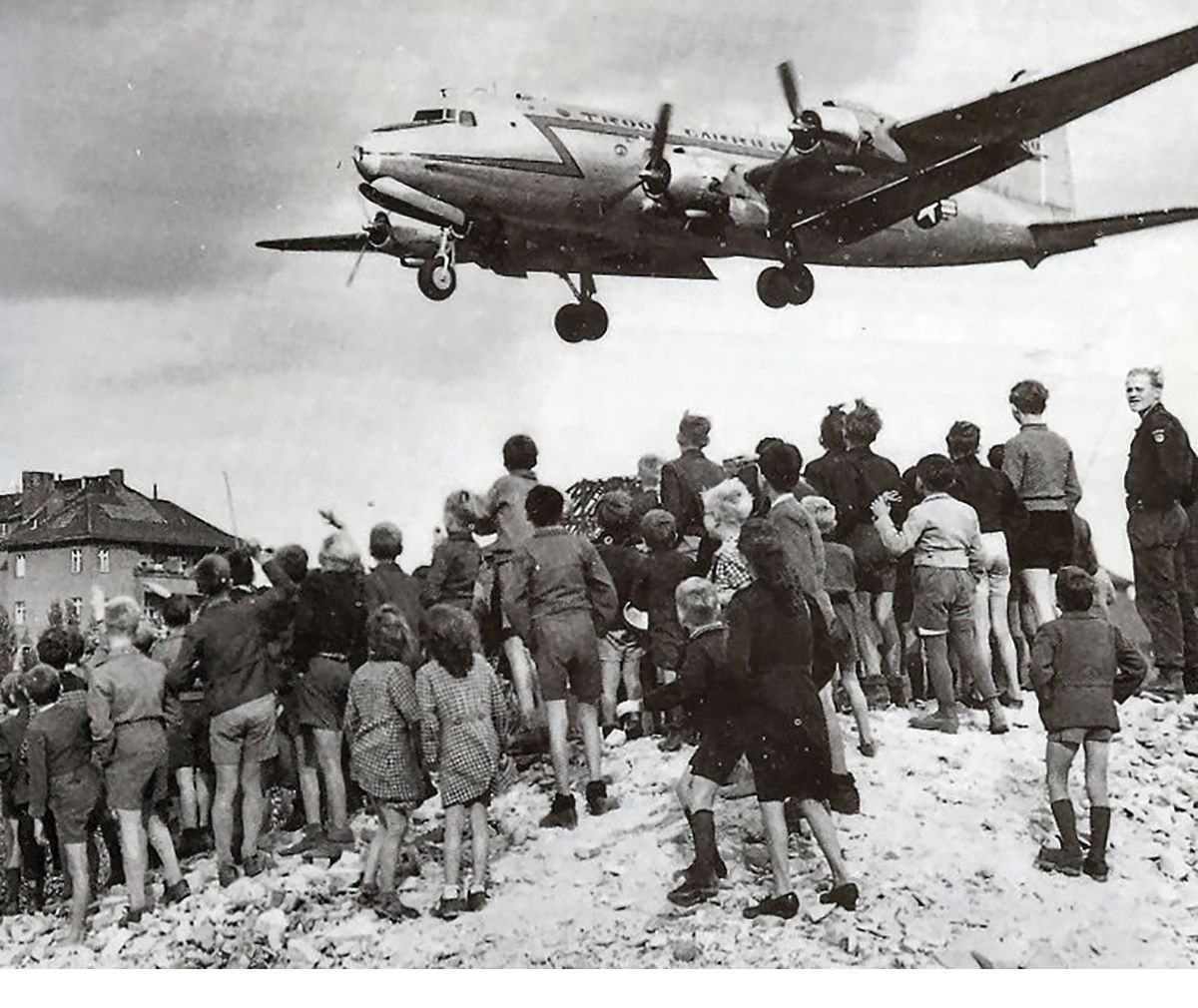 Блокада Берліна: як дощ із родзинок врятував мільйони життів Блокада Берліна: як дощ із родзинок врятував мільйони життів