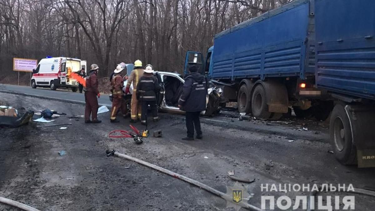 На Харьковщине "КамАЗ" протаранил иномарку: пассажиры и водитель погибли
