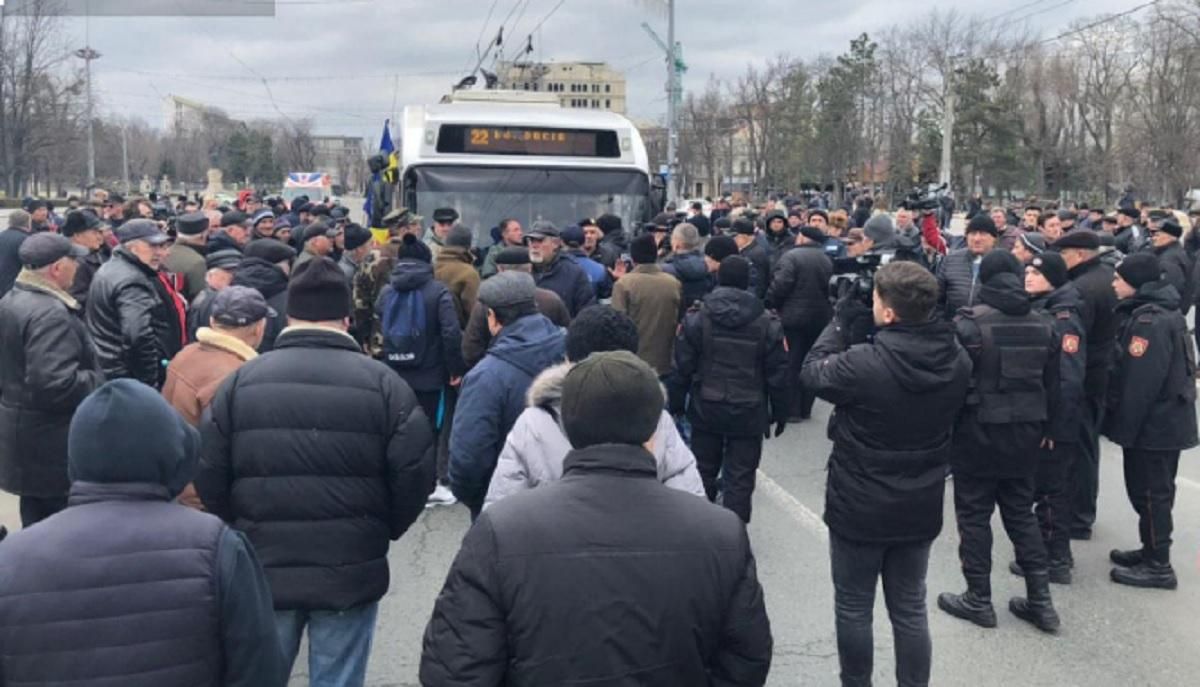 В Кишиневе ветераны войны в Приднестровье штурмуют здание правительства: фото, видео