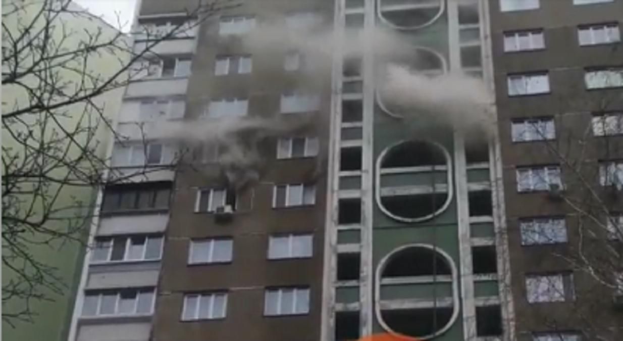 В Киеве в многоэтажке горела квартира: видео