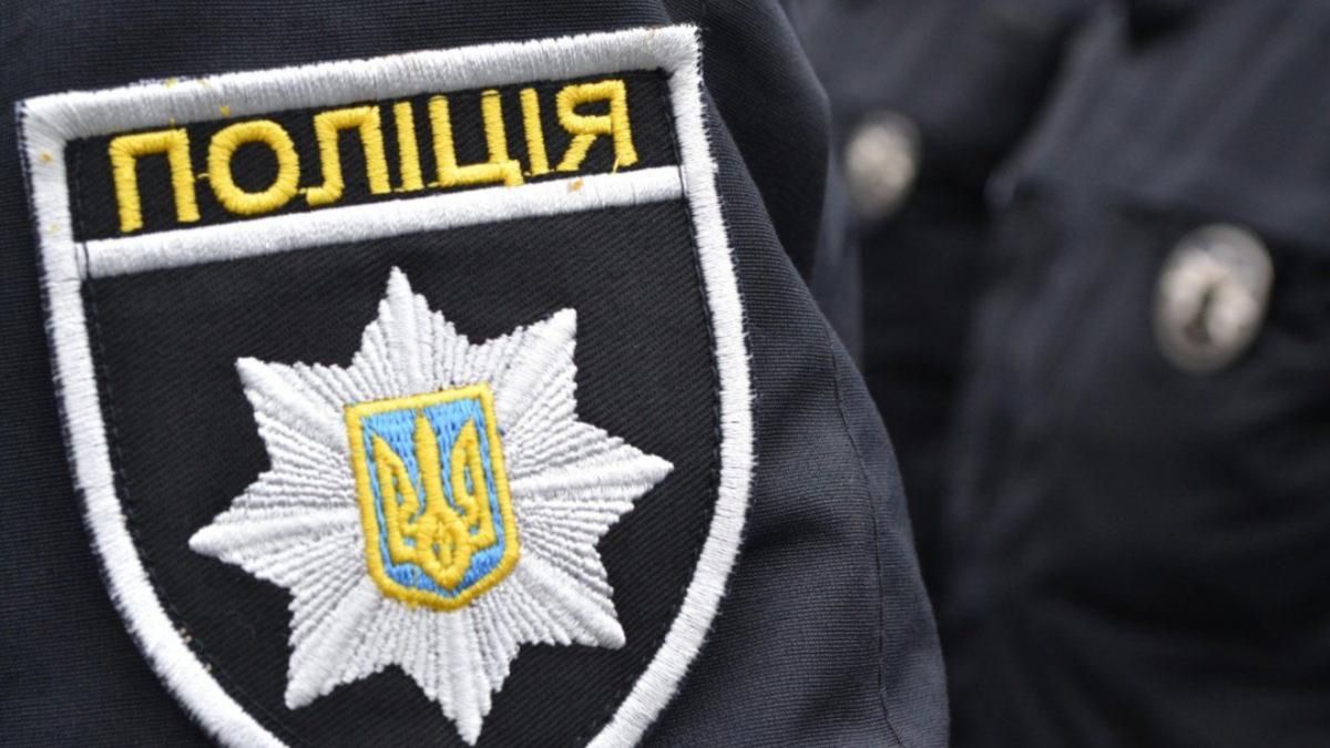 В Одеській області поліцейські ловили голого чоловіка в капелюсі та з ножем В Одеській області поліцейські ловили голого чоловіка в капелюсі та з ножем