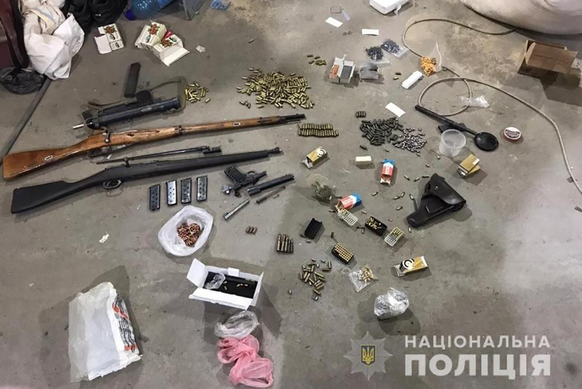 Сотни патронов, пулеметы и винтовки: разоблачили одессита, который хранил оружие в гараже – фото