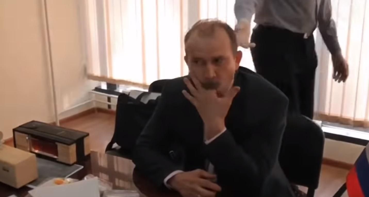 Корупціонер у Росії намагався проковтнути документ і подавився: відео Корупціонер у Росії намагався проковтнути документ і подавився: відео