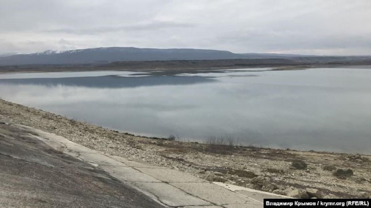 Из-за сильной засухи в водохранилище в Крыму появились острова: фото