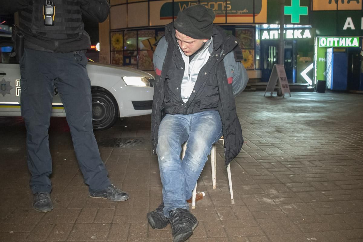 У Києві чоловік кидався на перехожих з викруткою: фото, відео У Києві чоловік кидався на перехожих з викруткою: фото, відео