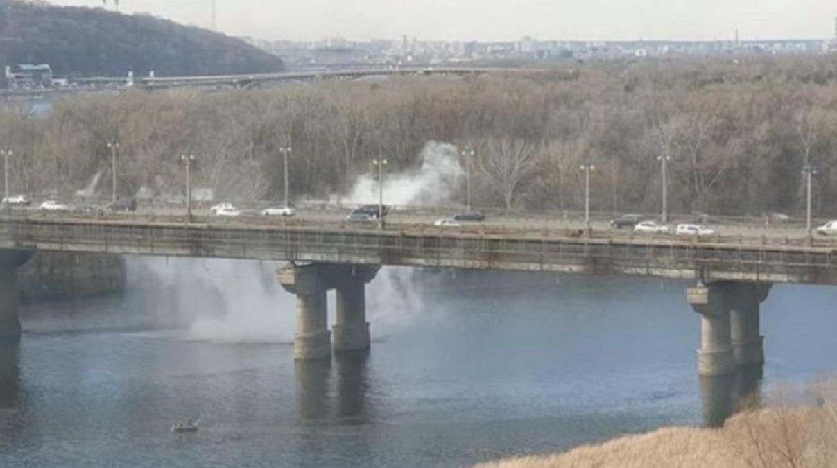У Києві на мосту Патона прорвало теплотрасу: без опалення і води 200 будинків