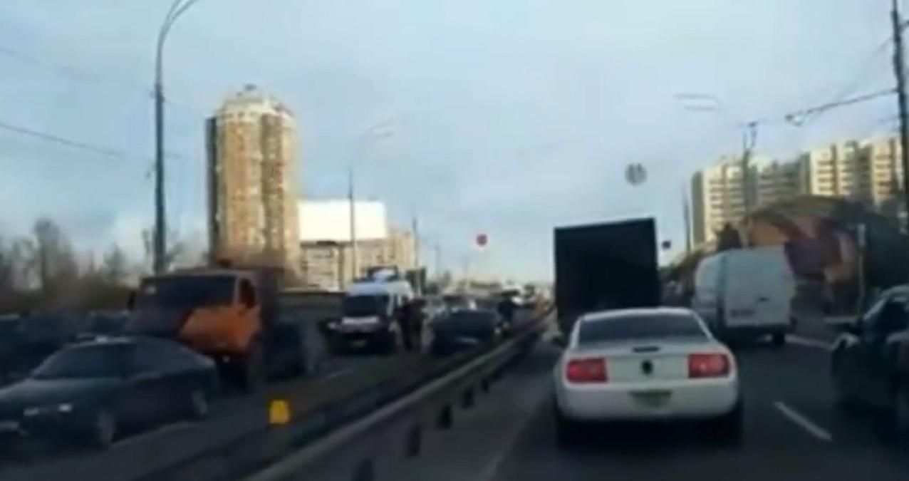 В Киеве Audi залетело под КамАЗ: есть пострадавшие – видео В Киеве Audi залетело под КамАЗ: есть пострадавшие – видео