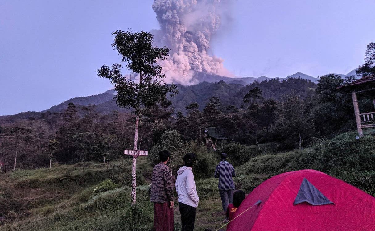 Извержение вулкана Мерапи в Индонезии на острове Ява – видео 03.03.2020 
