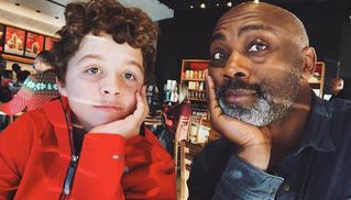 Чоловік прийняв 13-річного хлопчика після того, як батьки-усиновлювачі покинули його в лікарні