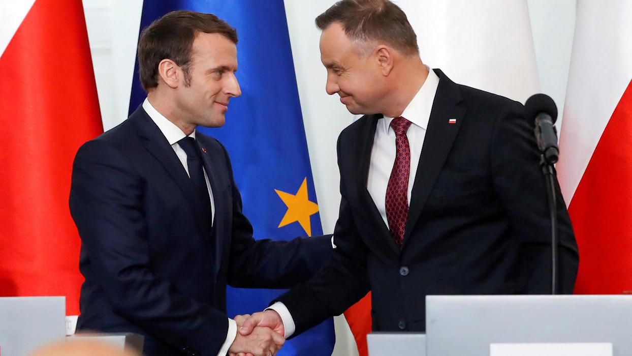 Макрон більше нікому не тиснутиме руки – боїться коронавірусу Макрон більше нікому не тиснутиме руки – боїться коронавірусу