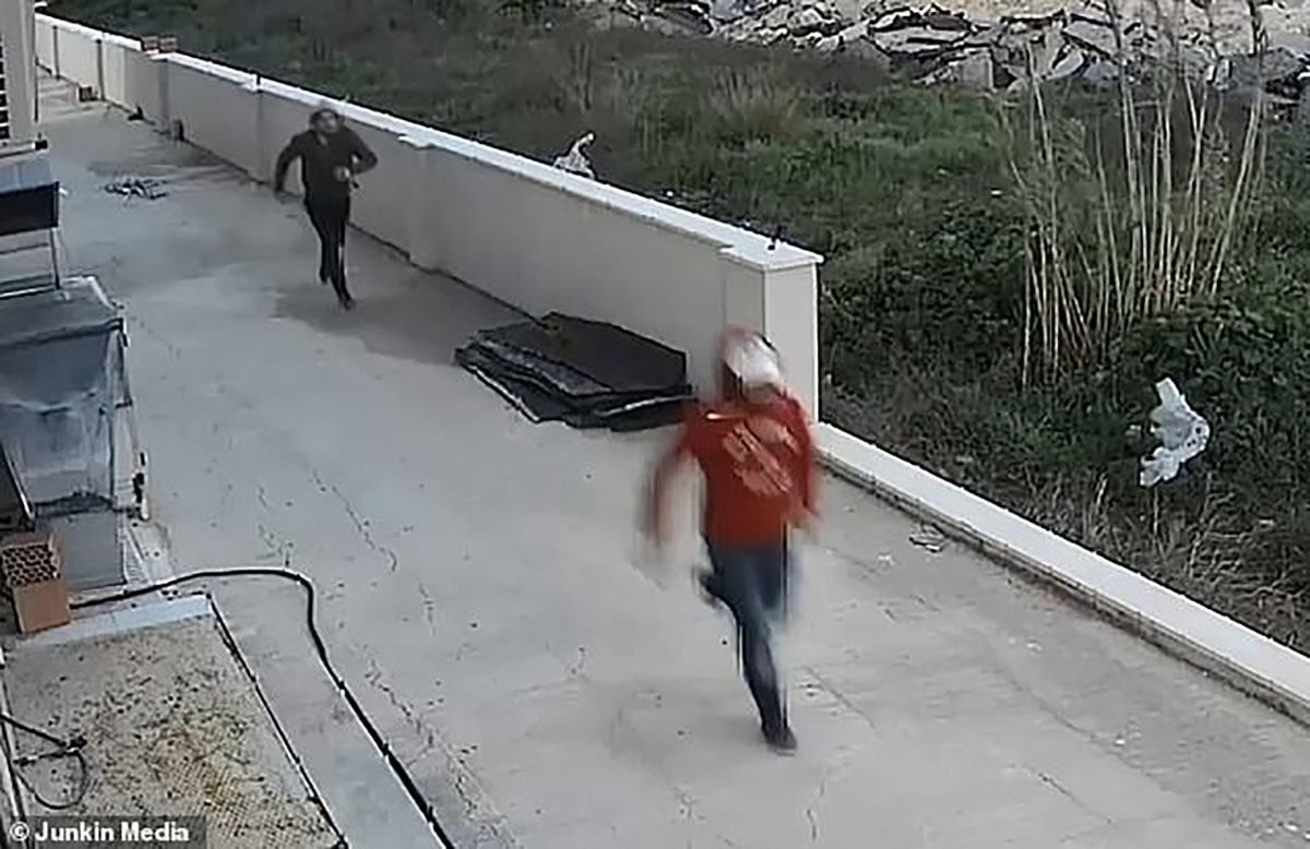 В Турции вор испугался собственного отражения в зеркале: курьезное видео В Турции вор испугался собственного отражения в зеркале: курьезное видео