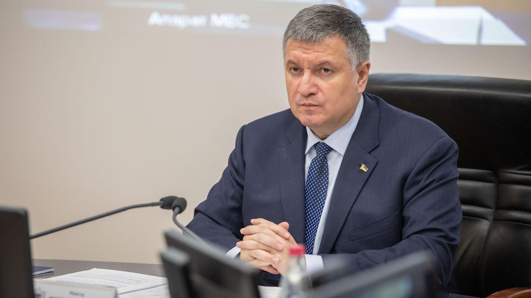 "Слуга народа" в фейсбуке просит посоветовать кандидата на замену Авакову "Слуга народа" в фейсбуке просит посоветовать кандидата на замену Авакову