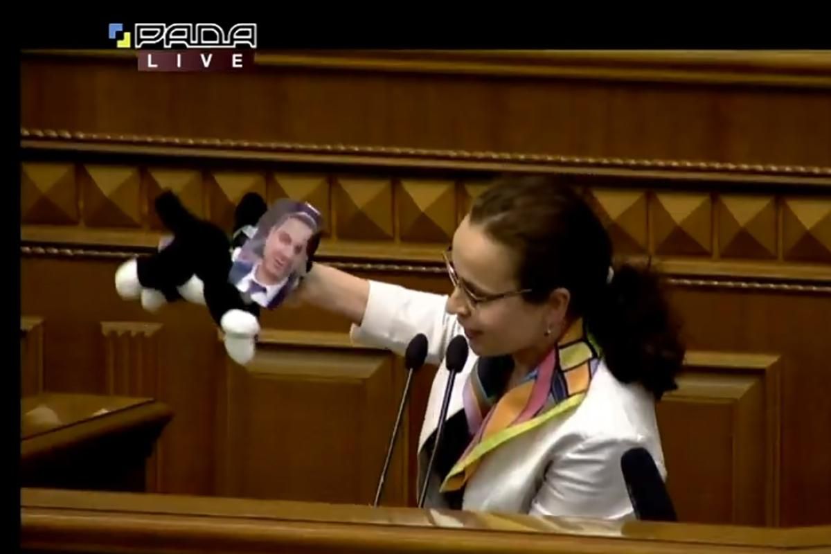 Депутатка Клименко подарувала Шмигалю кота у мішку: фото