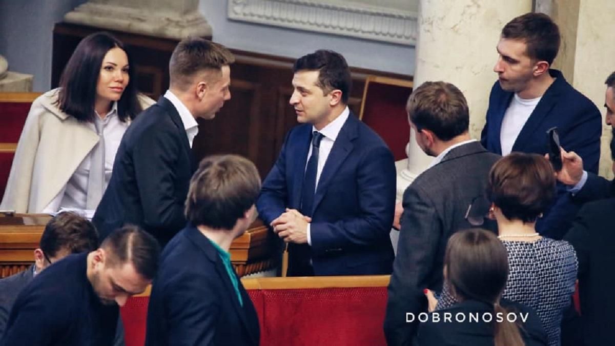 Зеленський у Раді підійшов поговорити з депутатом ЄС Гончаренком: деталі Зеленський у Раді підійшов поговорити з депутатом ЄС Гончаренком: деталі