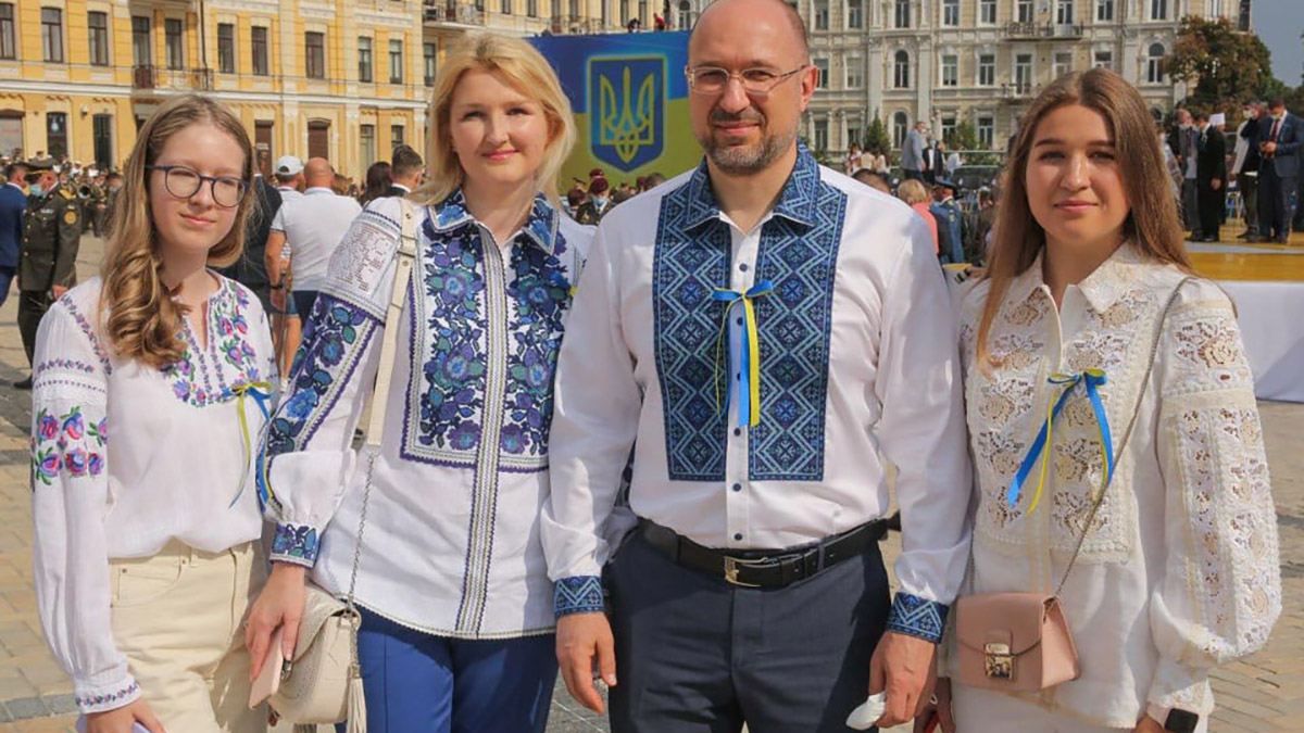 Премьеры украины. Шмыгаль Екатерина Анатольевна. Денис Шмыгаль в вышиванке. Жена премьер министра Украины. Зеленский с женой в вышиванках.