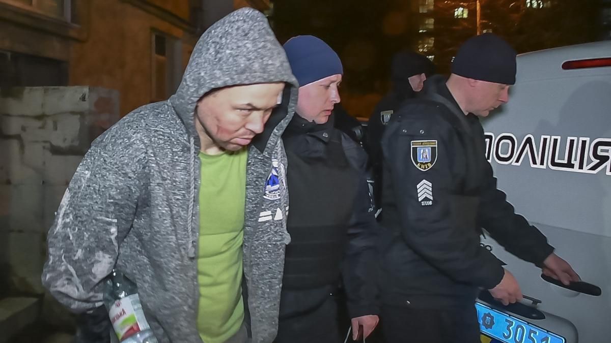 Неадекват розтрощив під'їзд і хотів підірвати гранату в центрі Києва: деталі Неадекват розтрощив під'їзд і хотів підірвати гранату в центрі Києва: деталі