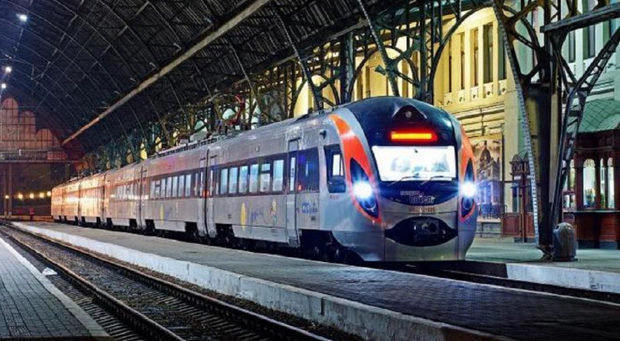 Укрзалізниця запускає додаткові поїзди до 8 березня: куди і скільки