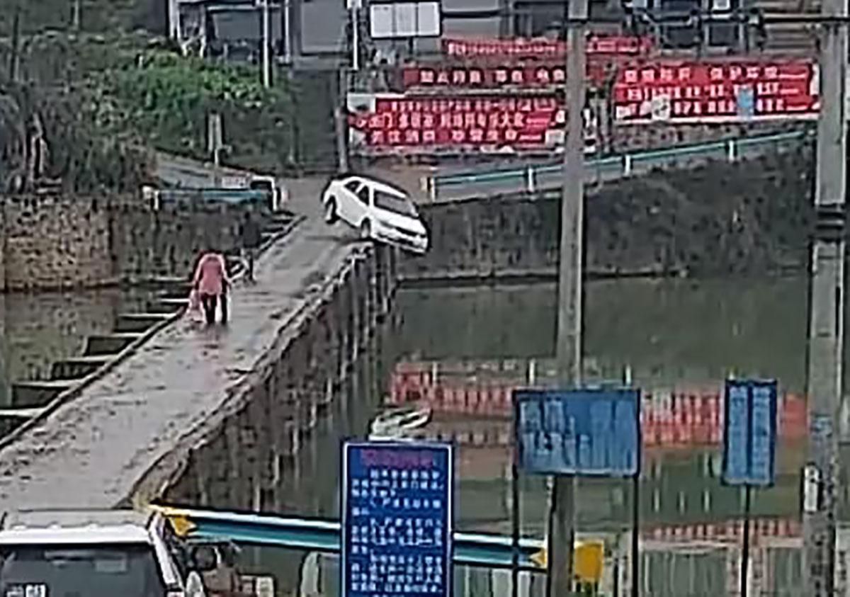 Китаєць з'їхав з мосту у воду одразу після того, як отримав права: курйозне відео